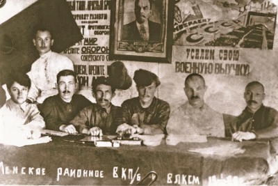Участники совместного окружного собрания ВКП(б) и ВЛКСМ. 1924 г.